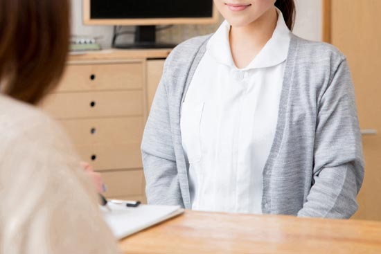 患者に接する看護師